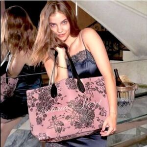 VICTORIA'S SECRET
Floral Tote